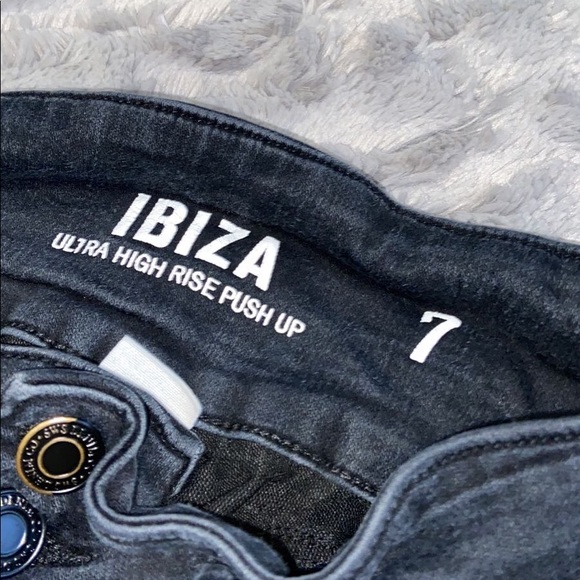 Jeans - Picture 2 of 3